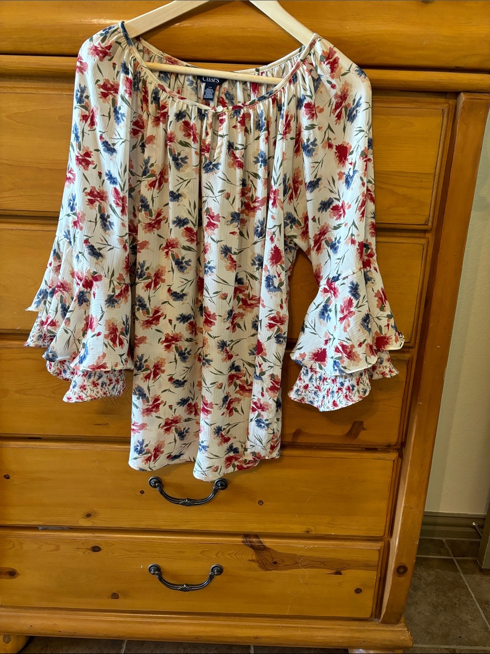 Charming Floral Blouse with Ruffled Sleeves